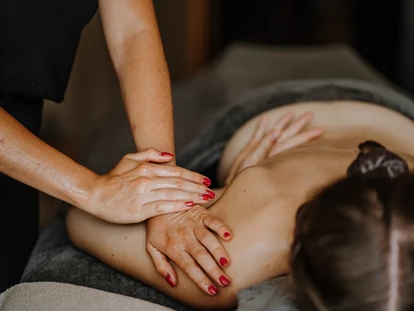 Wellnessurlaub - Kräutermassage - Saltaus - Massage - Hotel das Paradies