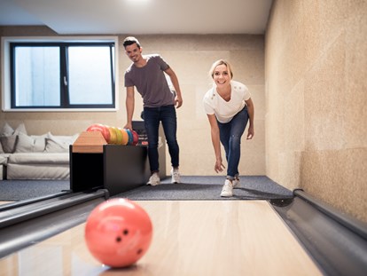 Wellnessurlaub - Fußreflexzonenmassage - Nauders - Bowling im Hotel - Familien- & Wellnesshotel Prokulus