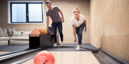 Wellnessurlaub - Ganzkörpermassage - Marling - Bowling im Hotel - Familien- & Wellnesshotel Prokulus