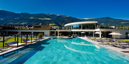 Wellnessurlaub - Ayurveda Massage - Südtirol  - Infinity-Outdoorpool - Familien- & Wellnesshotel Prokulus