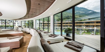 Wellnessurlaub - Ayurveda Massage - Südtirol  - Panorama-Ruheraum - Familien- & Wellnesshotel Prokulus