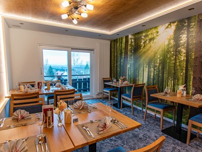 Wellnessurlaub - Finnische Sauna - Dornstetten - Restaurant hinterer Bereich - Wellnesshotel Hohenrodt ****