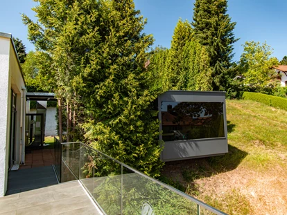 Wellnessurlaub - Finnische Sauna - Dürbheim - Außensauna mit Panorama-Glasfront - Wellnesshotel Hohenrodt ****