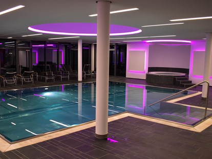 Wellnessurlaub - Finnische Sauna - Dornstetten - Poolbereich mit Schwimmbad und Whirlpool - Wellnesshotel Hohenrodt ****