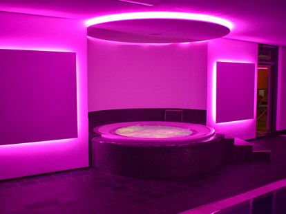 Wellnessurlaub - Wassergymnastik - Meißenheim - Whirlpool mit LED-Effekt - Wellnesshotel Hohenrodt ****