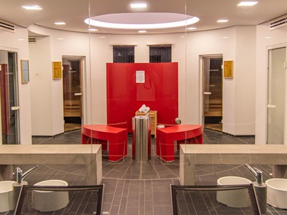 Wellnessurlaub - Finnische Sauna - Dornstetten - Saunabereich mit Sitzbänken und Fußbad - Wellnesshotel Hohenrodt ****