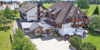 Wellnessurlaub - Aromasauna - Schwarzwald - Luftbild Hotel Sonnhalde - Wellnesshotel Sonnenhof & Sonnhalde