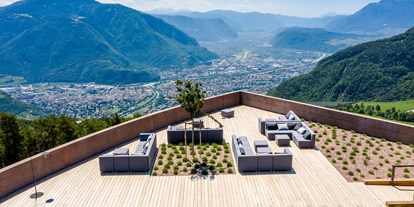 Wellnessurlaub - Pools: Außenpool beheizt - La Villa in Badia - Skylounge with view of Bolzano  - Hotel Belvedere