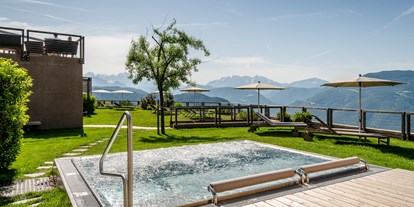 Wellnessurlaub - Außensauna - La Villa in Badia - Whirlpool with 35 degrees  - Hotel Belvedere