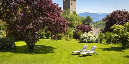 Wellnessurlaub - Kräutermassage - Völs am Schlern - Einzigartige Gartenanlage und Liegewiese mit Blick auf die Mayenburg - Hotel Der Waldhof