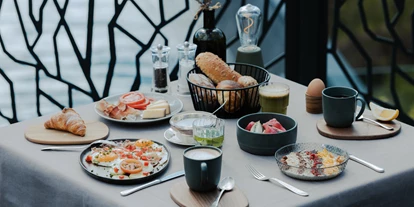 Wellnessurlaub - WLAN - Eppan an der Weinstrasse - Frühstück mit regionalen Köstlichkeiten auf unserer Panoramaterrasse - Hotel Der Waldhof