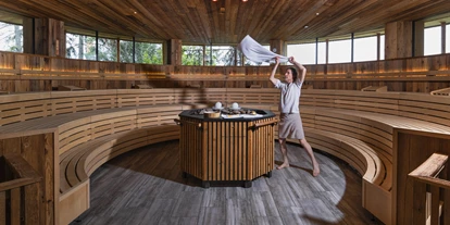 Wellnessurlaub - Lymphdrainagen Massage - Gargazon bei Meran - Wald-Eventsauna mit täglich zwei Aufgüssen - Hotel Der Waldhof
