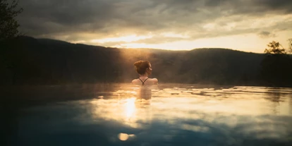 Wellnessurlaub - Pools: Außenpool nicht beheizt - Gargazon bei Meran - Sonnenaufgang, gesehen aus unserem Infinitypool - Hotel Der Waldhof