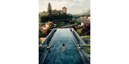 Wellnessurlaub - Pools: Außenpool nicht beheizt - Tirol bei Meran - Infinitypool mit Blick auf die Burgruine Mayenburg im Meraner Land - Hotel Der Waldhof