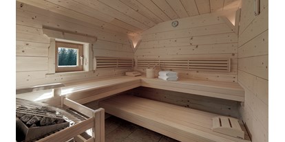 Wellnessurlaub - Langschläferfrühstück - Guglwald - INNs HOLZ Chalet Sauna des Private Spas im Chalet - INNs HOLZ Chaletdorf