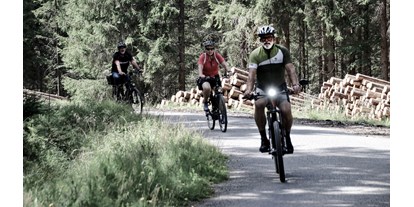 Wellnessurlaub - Langschläferfrühstück - Guglwald - INNs HOLZ Chaletdorf im Sommer Radfahren Mountainbike - INNs HOLZ Chaletdorf