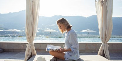 Wellnessurlaub - Ayurveda Massage - Hafling bei Meran - Relax auf der Dachterasse - Hotel Giardino Marling
