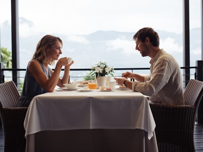 Wellnessurlaub - Aromamassage - Mühlbach (Trentino-Südtirol) - Frühstück auf der terasse - Hotel Giardino Marling