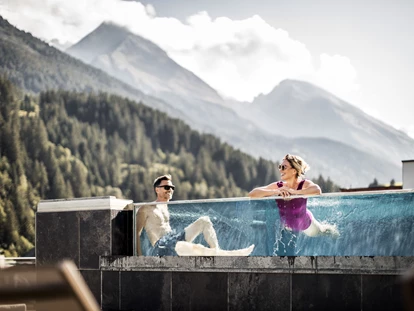 Wellnessurlaub - Lymphdrainagen Massage - Mühlen in Taufers - Infinity Pool "Over the toP" - Aktiv- & Wellnesshotel Bergfried
