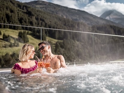 Wellnessurlaub - Pools: Infinity Pool - Vals/Mühlbach Vals - Outdoor Whirlpool "Over the Top" - Aktiv- & Wellnesshotel Bergfried