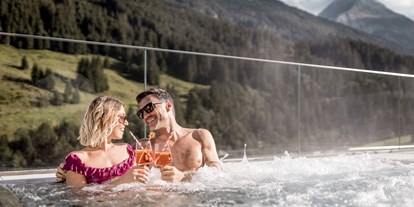 Wellnessurlaub - Parkplatz: kostenlos beim Hotel - Seefeld in Tirol - Outdoor Whirlpool "Over the Top" - Aktiv- & Wellnesshotel Bergfried
