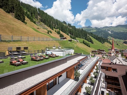 Wellnessurlaub - Ganzkörpermassage - Mühlbach (Trentino-Südtirol) - Liegewiese mit Pools - Aktiv- & Wellnesshotel Bergfried