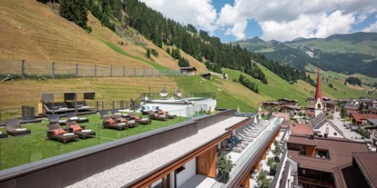 Wellnessurlaub - Adults only SPA - Tirol - Liegewiese mit Pools - Aktiv- & Wellnesshotel Bergfried