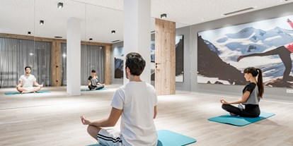 Wellnessurlaub - Hotel-Schwerpunkt: Wellness & Sport - PLZ 6281 (Österreich) - Yoga im Bergfried - Aktiv- & Wellnesshotel Bergfried