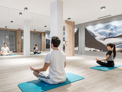 Wellnessurlaub - Preisniveau: exklusiv - Yoga im Bergfried - Aktiv- & Wellnesshotel Bergfried