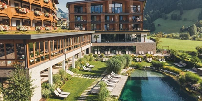 Wellnessurlaub - Rücken-Nacken-Massage - Hof (Wagrain) - Hotelaußenansicht Teich - Hotel Nesslerhof