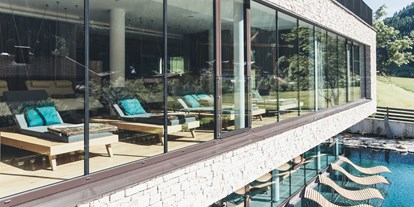 Wellnessurlaub - Rücken-Nacken-Massage - Erlfeld - Ruheraum & Teich Außenansicht - Hotel Nesslerhof