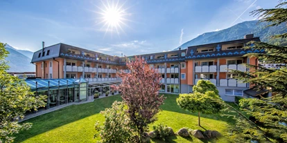 Wellnessurlaub - Peeling - Tirol bei Meran - Hotelbild Sommer - Aktiv- & Wellnesshotel Zentral