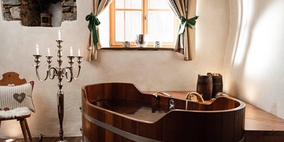 Wellnessurlaub - Außensauna - St. Leonhard (Trentino-Südtirol) - Badl im Schlössl - Hotel Mein Matillhof