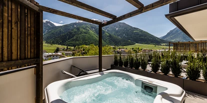 Wellnessurlaub - Umgebungsschwerpunkt: Berg - Gargazon bei Meran - Zimmer mit Whirlpool - Hotel Mein Matillhof