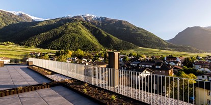 Wellnessurlaub - Außensauna - Serfaus - Aussicht auf die Vinschger Bergwelt - Hotel Mein Matillhof