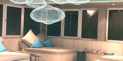 Wellnessurlaub - Pantai Luar Massage - Kitzbühel - Indoor-Pool mit Wohnzimmer Atmosphäre - Boutiquehotel Haidachhof