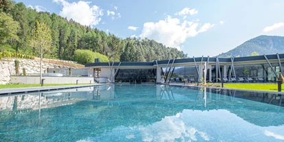 Wellnessurlaub - Pools: Infinity Pool - Mühlen in Taufers - Kronhotel Leitgam "luxury hotel for two"