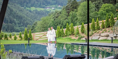 Wellnessurlaub - Pools: Schwimmteich - Völs am Schlern - Kronhotel Leitgam "luxury hotel for two"