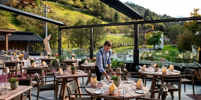 Wellnessurlaub - Klassifizierung: 4 Sterne S - Ampass - Die Sunset Terrasse wird für den Abend vorbereitet - das Alois ****s