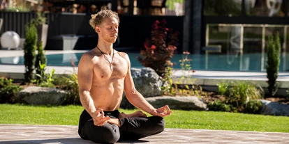 Wellnessurlaub - Klassifizierung: 4 Sterne S - Ampass - Sich selbst finden auf den Yogadecks im Garten - das Alois ****s
