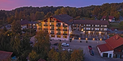 Wellnessurlaub - Day SPA - Knotzberg (Neukirchen am Walde, Natternbach) - Aussenansicht Nacht - Wellnesshotel Zum Koch