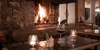 Wellnessurlaub - Bayern - Entspannung am Abend am offenen Kamin bei knisterndem Feuer und unseren Cocktail Kreationen. - Mittelburg Wellnesshotel