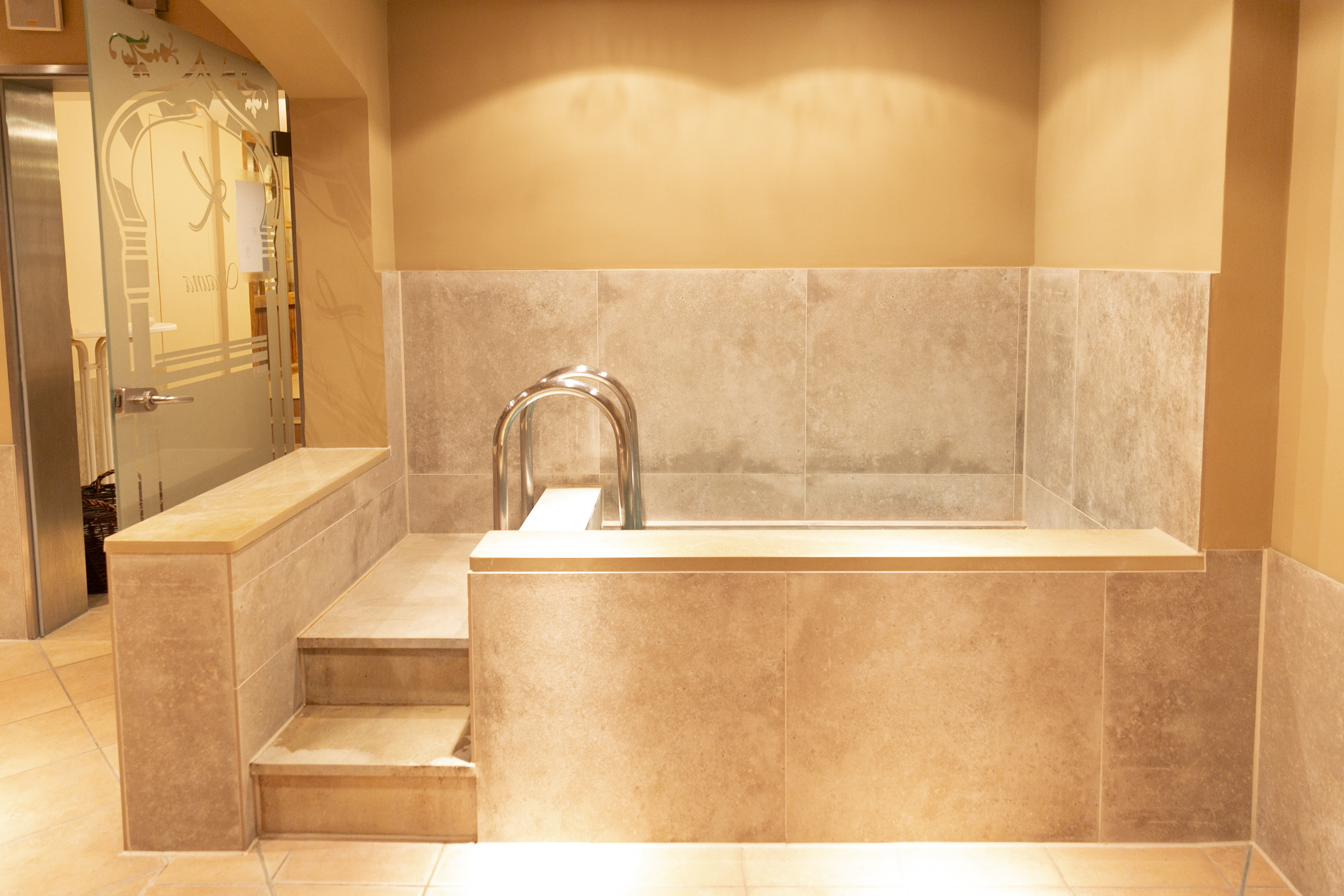 Landgasthof Karner Saunen und Bäder im Detail Kaltwasserbecken