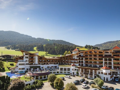 Wellnessurlaub - Bad Aibling - Außenansicht Sommer - Sporthotel Ellmau