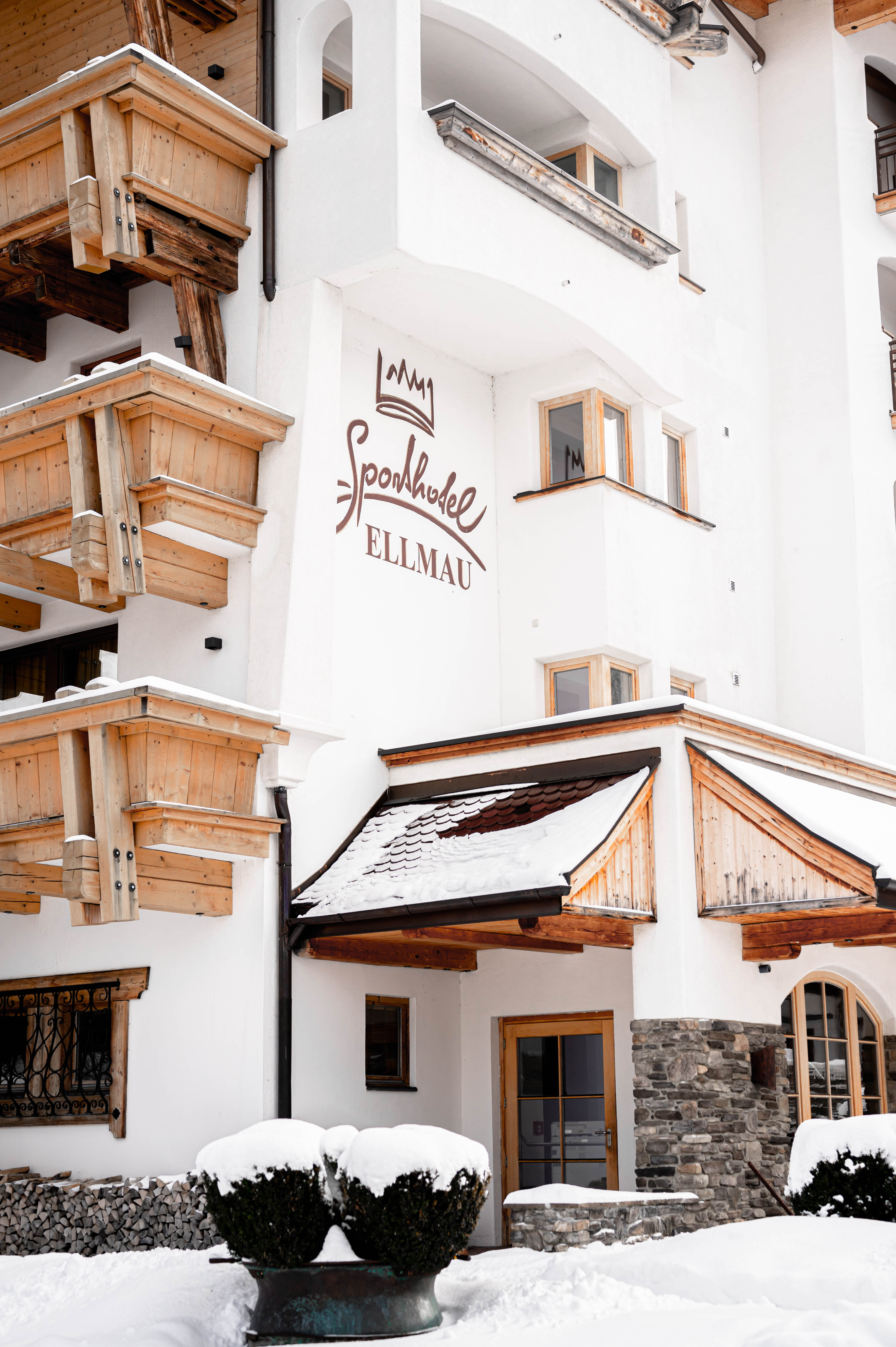 Wellnesshotel: Außenansicht Winter - Sporthotel Ellmau