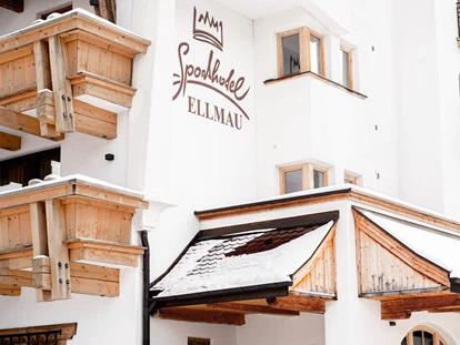 Wellnessurlaub - Bad Aibling - Außenansicht Winter - Sporthotel Ellmau