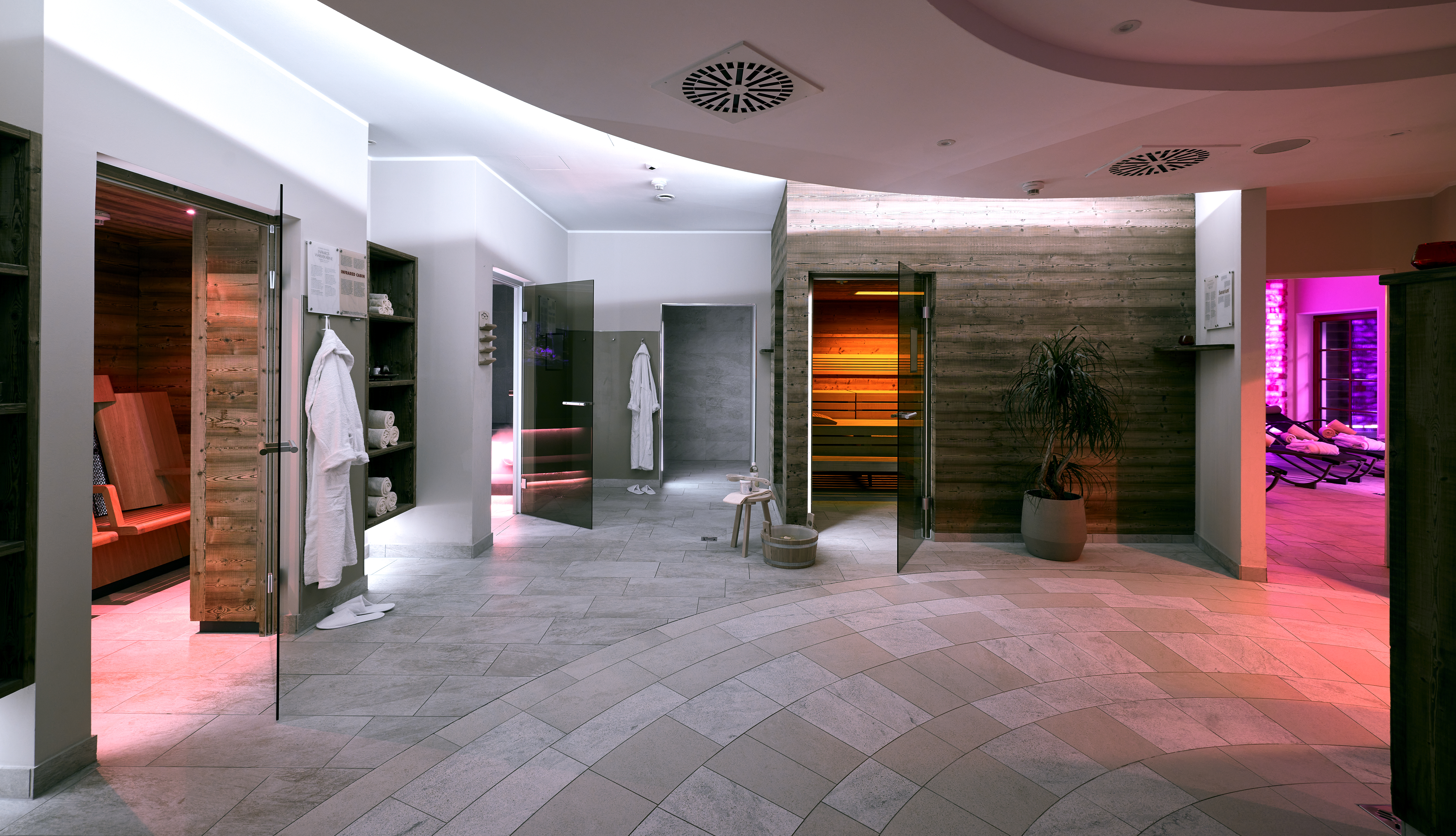 Wellnessurlaub - Salzkammergut - Sauna­landschaft im SPA- und Wellness-Areal des Arabella Jagdhof Resort am Fuschlsee - Arabella Jagdhof Resort am Fuschlsee