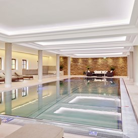 Wellnesshotel: Indoor-Pool im SPA-Bereich des Arabella Jagdhof Resort am Fuschlsee - Arabella Jagdhof Resort am Fuschlsee