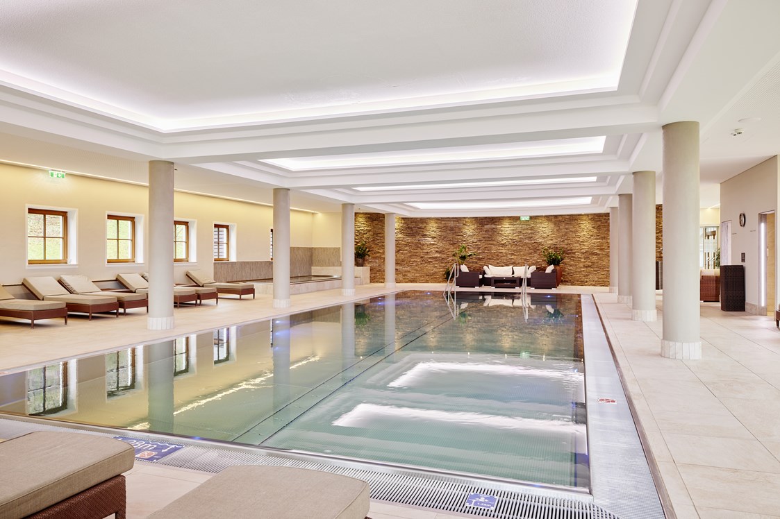 Wellnesshotel: Indoor-Pool im SPA-Bereich des Arabella Jagdhof Resort am Fuschlsee - Arabella Jagdhof Resort am Fuschlsee