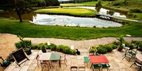 Wellnessurlaub - Pools: Außenpool nicht beheizt - Blick auf Restaurantterrasse und Golfplatz ©Inge Prader - Golfresort Haugschlag